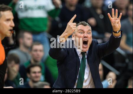 Kaunas, Lituanie. 28 février 2020. Sarunas Jasikevicius, entraîneur en chef de Zalgiris Kaunas, réagit pendant le match de la saison régulière de basket-ball de l'Euroligue entre les Kaunas de Zalgiris de Lituanie et l'AX Armani Exchange de Milan en Italie à Kaunas, en Lituanie, le 28 février 2020. Crédit: Alfredas Pliadis/Xinhua/Alay Live News Banque D'Images