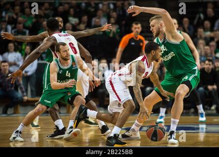 Kaunas, Lituanie. 28 février 2020. Keifer Sykes (C, front) d'AX Armani Exchange Milan est en compétition lors du match de la saison régulière de basket-ball de l'Euroligue entre les Kaunas de Zalgiris de Lituanie et l'AX Armani Exchange de l'Italie à Kaunas, Lituanie, le 28 février 2020. Crédit: Alfredas Pliadis/Xinhua/Alay Live News Banque D'Images