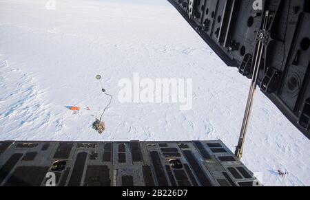 Une palette de fret sort d'une Garde nationale aérienne de l'Alaska C-17 A affectée au 144ème Escadron de transport aérien, lors d'une mission de réapprovisionnement de secours à Deadhorse, en Alaska, à l'appui de l'exercice Arctic Eagle 2020, le 26 février 2020. La Garde nationale de l'Alaska accueille l'exercice Arctic Eagle 2020, un exercice conjoint d'entraînement, du 20 février au 6 mars 2020 dans tout l'Alaska, y compris la base conjointe Elmendorf-Richardson, la base aérienne d'Eielson, fort Wainwright, le delta Yukon-Kuskokwim et aussi au nord que le lac Teshekpuk. En tant qu'exercice de sécurité intérieure et d'intervention d'urgence, l' AE20 est conçu pour augmenter le N Banque D'Images