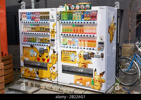 Deux distributeurs automatiques japonais de boissons Itoen couvertes par le personnage de pokemon Pikachu à Asakusa, Tokyo, Japon. Banque D'Images