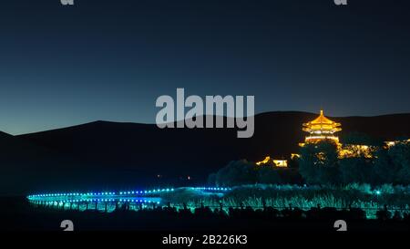 Préaube avec les lumières sur le printemps de la Lune du Croissant à Dunhuang, Gansu Chine. Très peu de gens connaissent ce lever de soleil. Banque D'Images