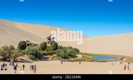 Beau milieu de matinée au printemps de la Lune du Croissant à Dunhuang, Gansu Chine, avec des touristes. Banque D'Images