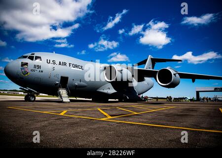 Un Globemaster de la Force aérienne américaine C-17 affecté à la 105ème Escadre Air Lift, Garde nationale aérienne de New York, A fourni le transport d'évacués d'urgence médicaux simulés lors d'un exercice d'évacuation médicale conjoint entre les aviateurs médicaux de la Garde nationale d'Air et les partenaires d'urgence locaux pendant Patriot South 2020 à l'aéroport international de Tampa à Tampa, Floride, 27 février 2020. Patriot est un exercice de formation sur l'intervention en cas de catastrophe des opérations nationales mené par les unités de la Garde nationale travaillant avec les organismes fédéraux, d'état et locaux de gestion des urgences et les premiers intervenants. (ÉTATS-UNIS Photo de la Garde nationale aérienne par te Banque D'Images