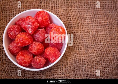 Le miel Candy (appelé Thaen Mittai en langue tamoule) est un sucre bondi commun trouvé dans de petites boutiques dans le sud de l'inde. Banque D'Images