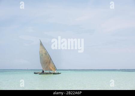 Voyage Afrique Kenya et Zanzibar mer avec eau turquoise limpide et paysage de bateau à voile traditionnel de Diani Beach et Watamu Banque D'Images