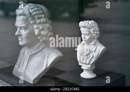 Bustes de gypse blancs de Ludwig van Beethoven et Wolfgang Amadeus Mozart, célèbres compositeurs de musique Banque D'Images