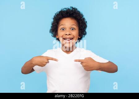 WOW, c'est moi! Portrait d'un jeune garçon surbaoui en T-shirt regardant l'appareil photo avec un visage choqué et se pointant, être fier et surpris Banque D'Images