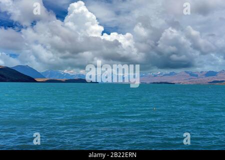 L'eau bleue azure du lac Tekapo en Nouvelle-Zélande sous un ciel nuageux Banque D'Images