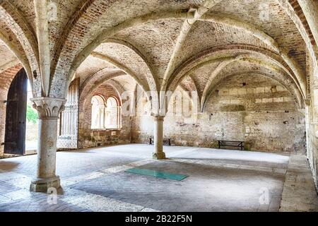 Chiusdino, ITALIE - 22 JUIN: Vue intérieure de l'emblématique abbaye sans toit de San Galgano, un monastère cistercien dans la ville de Chiusdino, province de si Banque D'Images