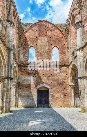 Chiusdino, ITALIE - 22 JUIN: Vue intérieure de l'emblématique abbaye sans toit de San Galgano, un monastère cistercien dans la ville de Chiusdino, province de si Banque D'Images