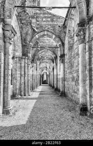 Chiusdino, ITALIE - 22 JUIN: Vue intérieure de l'emblématique abbaye sans toit de San Galgano, un monastère cistercien dans la ville de Chiusdino, province de si Banque D'Images