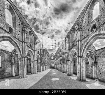 Chiusdino, ITALIE - 22 JUIN: Vue intérieure de l'emblématique abbaye sans toit de San Galgano, un monastère cistercien dans la ville de Chiusdino, province de si Banque D'Images