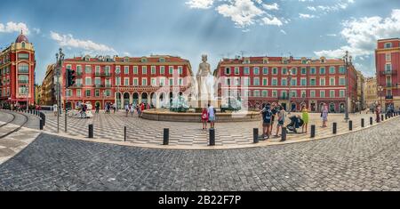 Nice, FRANCE - 11 AOÛT : vue panoramique Sur La Place Massena, Nice, Côte d'Azur, France, le 11 août 2019. C'est la place principale de la ville, avec beaucoup Banque D'Images