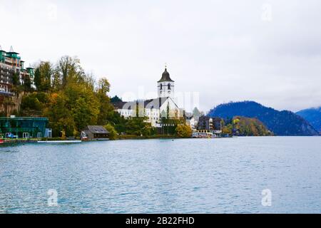 Bateau à visiter sur le lac Wolfgangsee, Autriche Banque D'Images