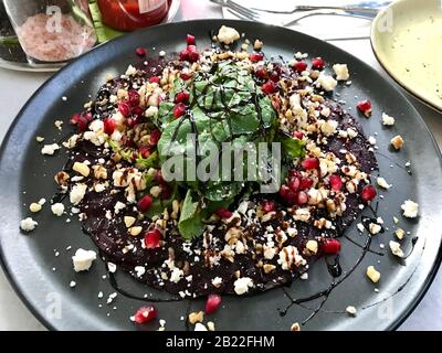 Salade Végétarienne De Carpaccio De Betteraves Avec Huile D'Olive, Fromage De Chèvre, Noix De Pin, Germes Et Feuilles De Roquette D'Arugula / Rucola Ou Carpaccio De Betteraves. Aliments Biologiques Banque D'Images