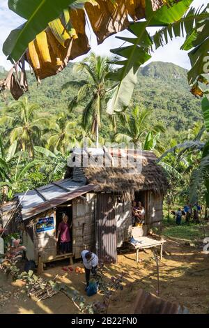 Une petite habitation provinciale typique située dans une montagne est de Cebu, Philippines Banque D'Images