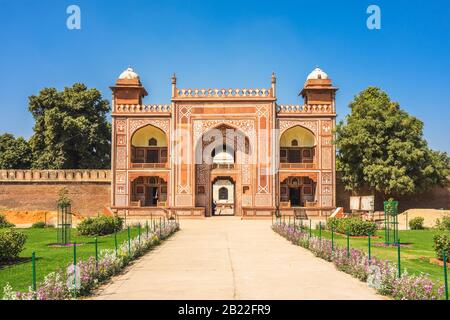 Porte avant de la tombe d'Itimad-ud-Daulah à agra, inde Banque D'Images