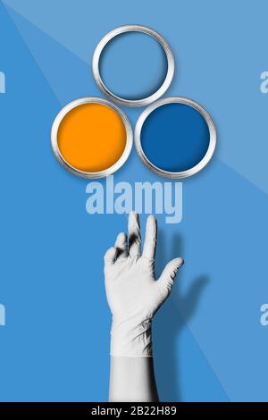 Un fond tricolore bleu avec trois boîtes de peinture de couleur et une main de femme noir et blanc dans un gant. Banque D'Images