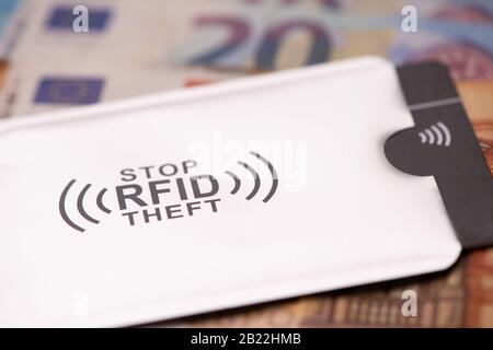 Housse de protection RFID pour une carte de crédit sécurisée contre le piratage des billets d'argent om Banque D'Images