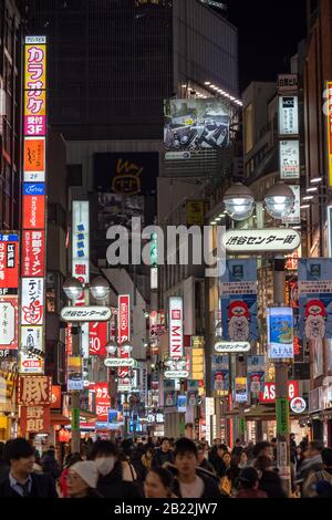 Tokyo, JAPON - FÉVRIER 2019 : Beaucoup de touristes japonais et étrangers non définis visiter la rue commerçante du marché à l'heure de la nuit sur Febuary 14, 2019 à Tokyo, Japa Banque D'Images