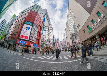Tokyo, JAPON - FÉVRIER 2019 : les piétons ne sont pas des gens qui marchent au-dessus de l'intersection de la rue traverser la promenade dans Akihabara sur Febuary 13, 2019 en T Banque D'Images