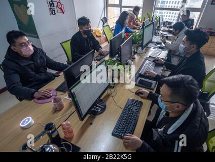 (200229) -- SANMENXIA, le 29 février 2020 (Xinhua) -- les membres du personnel d'une plateforme de commerce électronique traitent des ordres de résidents locaux à Sanmenxia, dans la province de Henan en Chine centrale, le 28 février 2020. Récemment, Sanmenxia a réalisé un projet visant à assurer l'approvisionnement en légumes pour les résidents par le biais d'un système de distribution communautaire développé par une plate-forme de commerce électronique. La plate-forme transporte les légumes des bases de plantation des agriculteurs locaux vers les communautés résidentielles. Les résidents locaux recueillent leurs commandes séparément. De cette façon, les résidents peuvent acheter des légumes frais avec un « contact zéro » dans l'ensemble du processus. Jusqu'à n Banque D'Images