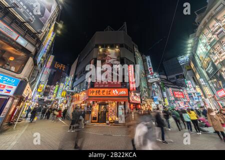 Tokyo, JAPON - FÉVRIER 2019 : Beaucoup de touristes japonais et étrangers non définis visiter la rue commerçante du marché à l'heure de la nuit sur Febuary 14, 2019 à Tokyo, Japa Banque D'Images