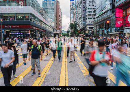 Hong KONG, HONG KONG - JUILLET 2019 : Foule Protester Non Reconnaissable se promenant dans la rue Tsim Sha Tsui le 7 juillet 2019, Hong Kong, Le fugitif la Banque D'Images