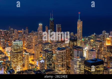Vue aérienne de la ville de Chicago gratte-ciel sous le ciel bleu au beau crépuscule à Chicago, Illinois, États-Unis, Paysage et Moderne Ar Banque D'Images