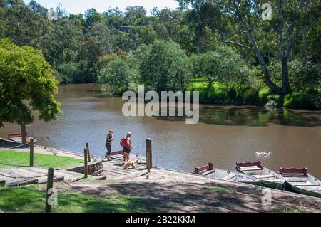 Les visiteurs du week-end à Studley Park Boathouse sur la Yarra River, Melbourne, Australie Banque D'Images