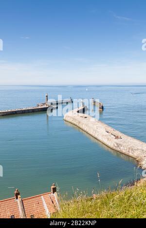 Vue sur les toits, vue sur la mer depuis la ville balnéaire de Whitby, dans le Yorkshire du nord de l'Angleterre. Banque D'Images