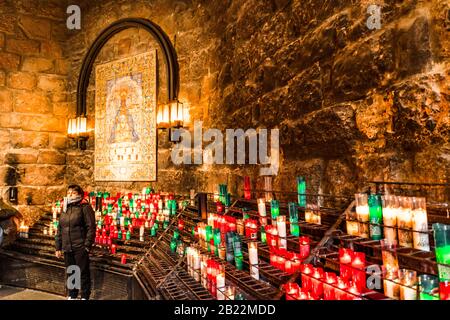 Espagne, Barcelone - 11 Janvier 2020 - Bougies Dans Le Monastère De Montserrat Banque D'Images