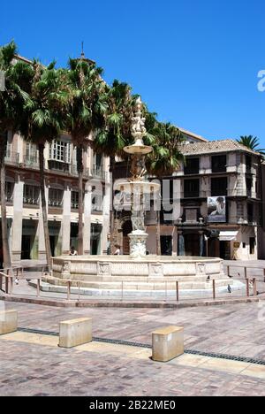 Vue sur la fontaine de Gênes sur la place de la Constitution, Malaga, la province de Malaga, l'Andalousie, l'Espagne, l'Europe occidentale. Banque D'Images