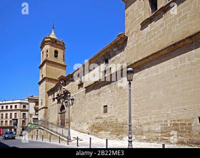 Vue sur l'église et le couvent de la Sainte Trinité, Ubeda, Espagne. Banque D'Images