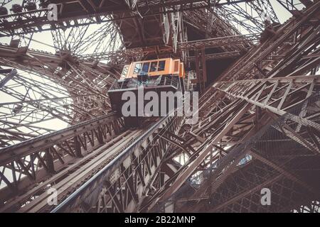 La structure de la Tour Eiffel et de l'élévateur à vue de l'intérieur, Paris, France Banque D'Images