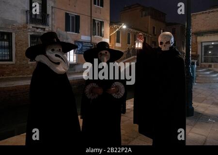 Venise, ITALIE - 25 FÉVRIER: Les médecins de la peste posent à Venise le 25 février 2020 à Venise, Italie. La tradition des médecins de la peste remonte à 1630 Banque D'Images