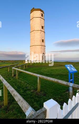 Extérieur de l'ancien phare lumineux de Flamborough Head (tour de balise octogonale de craie blanche) et ciel bleu profond - Yorkshire Coast, Angleterre, Royaume-Uni. Banque D'Images