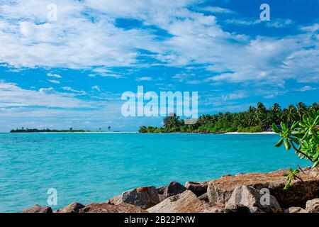 Îles Maldive baie de roche avec vagues de l'océan Banque D'Images