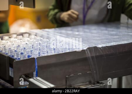 Ligne de production emballage des bouteilles en plastique vides dans un sac en plastique Banque D'Images