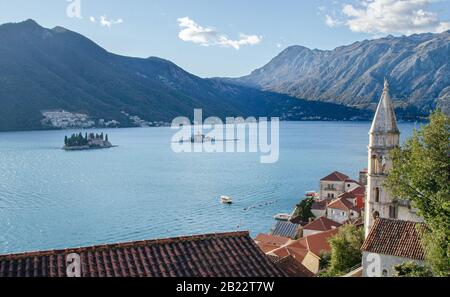 Perast ville avec les îlots 'Lady of the Rocks' et 't George' au loin, Kotor Bay, Monténégro par Flavia Brilli Banque D'Images