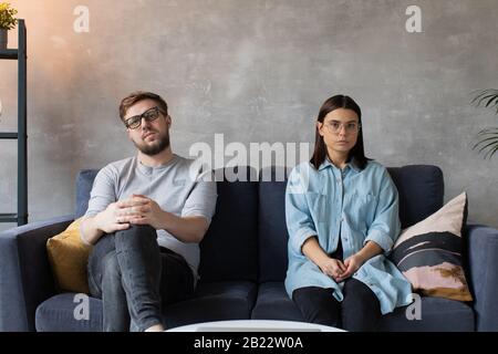 Un jeune Couple Est Assis sur la table avec un psychologue. Problème De Famille. Banque D'Images