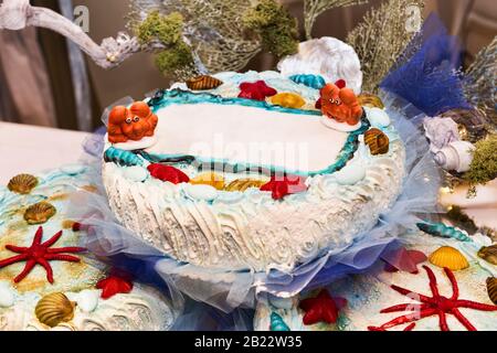 La beauté de l'enfance avec une fête de couleur marine avec des gâteaux couverts de crème douce et des amandes sugarées multicolores en forme d'animal de mer Banque D'Images