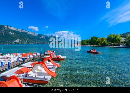 Pédalos sur le lac d'Annecy, l'un des plus grands lacs de France connu comme le lac le plus propre d'Europe, vu du parc Jardins de l'Europe. Banque D'Images