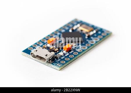 Simple micro microcontrôleur minuscule carte bleue macro closeup, entrée de connexion micro usb id humain interface programmation électronique isolée Banque D'Images