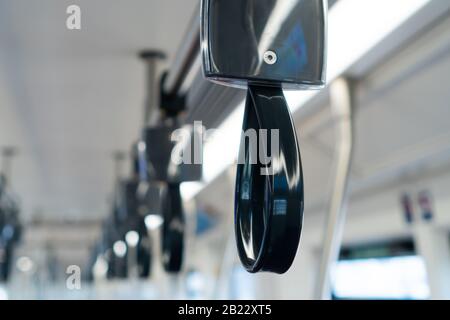 Gros plan sur les mains courantes vides dans un métro, Manipulez les poignées dans les transports en commun pour la sécurité des passagers. Banque D'Images