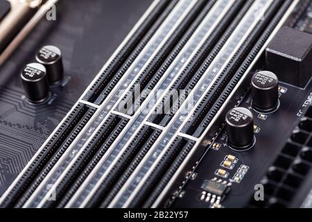 Gros plan sur les emplacements vides de RAM sur une carte mère moderne en argent noir. 4 Go, emplacements pour carte mémoire à accès aléatoire de 5 go, RAM passant commande. Électronique macro Banque D'Images