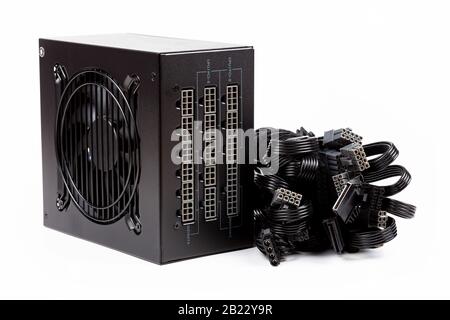 Bloc d'alimentation modulaire simple isolé sur un jeu blanc de câbles fixés ensemble, posé sur le côté. Gestion facile des câbles Banque D'Images