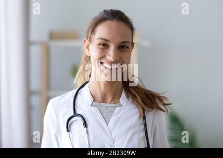 Tête prise portrait souriant mixte race médecin en uniforme Banque D'Images