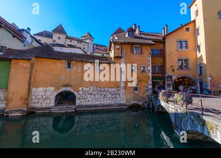 Pont Morens et Captain Pub sur la rivière Thiou à Vieille Ville (vieille ville) d'Annecy, France, le jour de septembre Banque D'Images