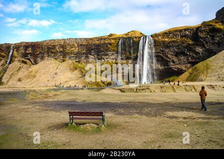 Nature entourant Skógafoss avec des visiteurs de la cascade dans le sud de l'Islande, point de départ du célèbre sentier de randonnée de Laugavegur. Banque D'Images